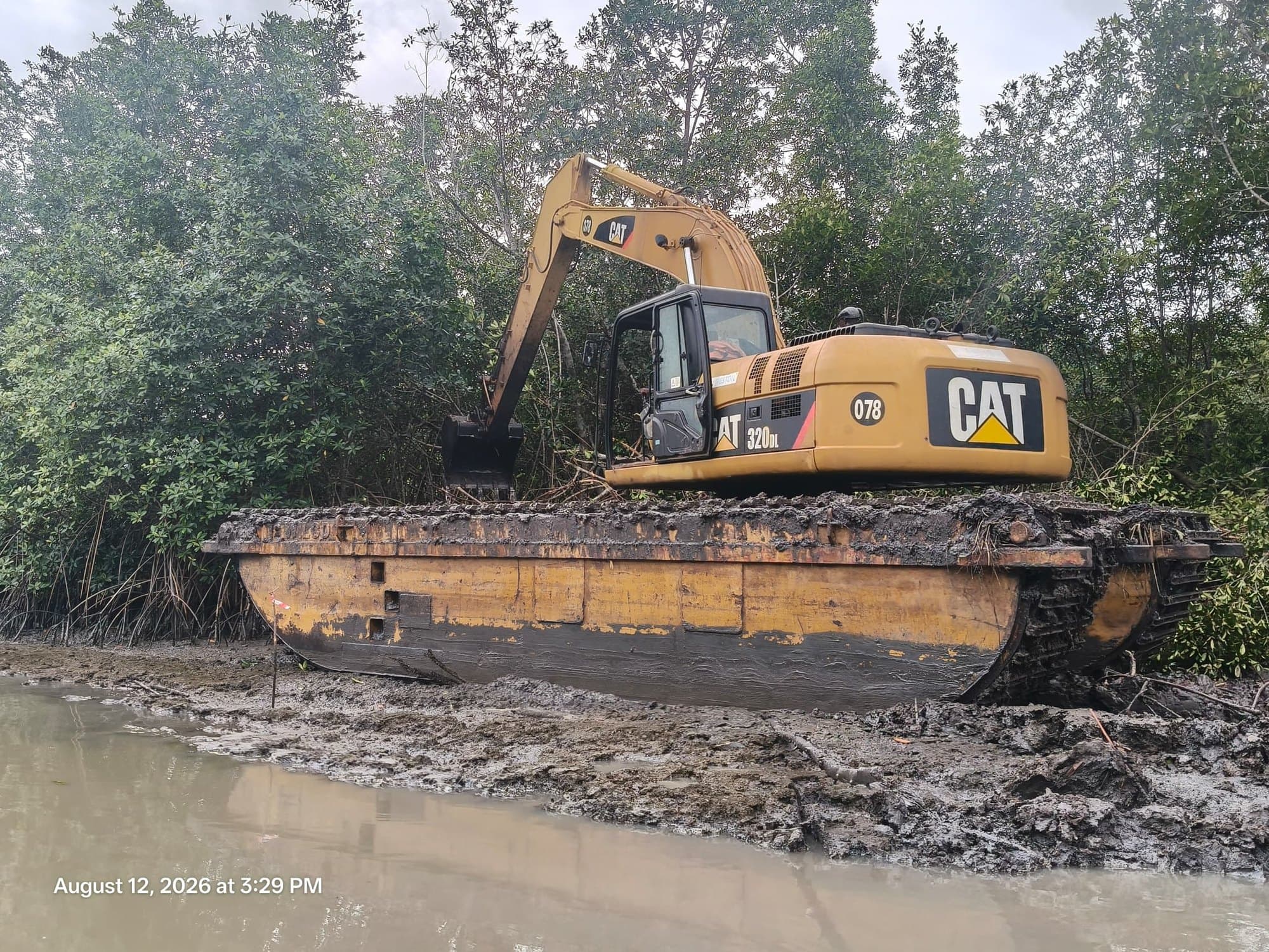 Flowline construction with swamp buggy